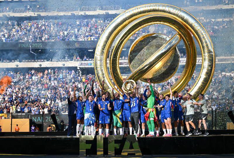 法国队成功捧起本届比赛的冠军奖杯