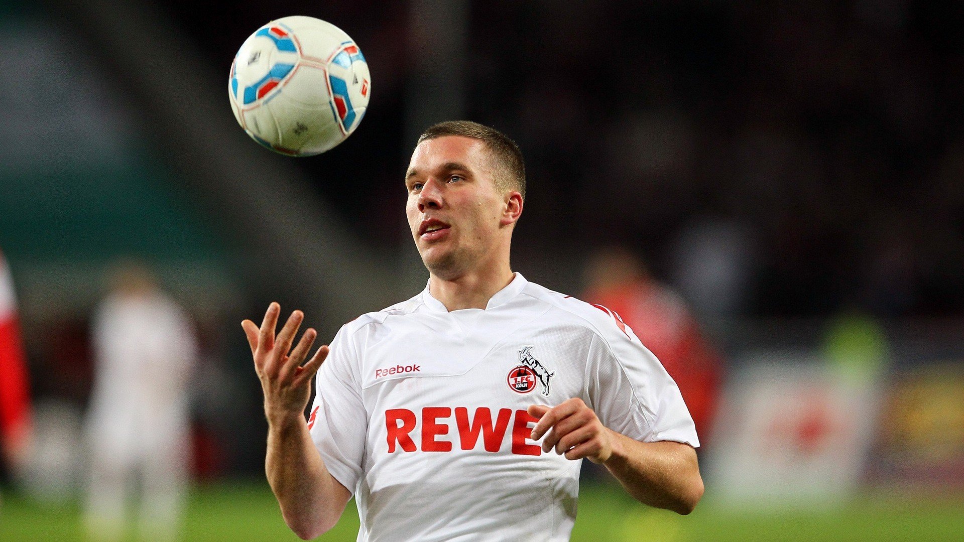 赛道与绿茵场，F1街道赛焦点战与苏格兰的足球突围